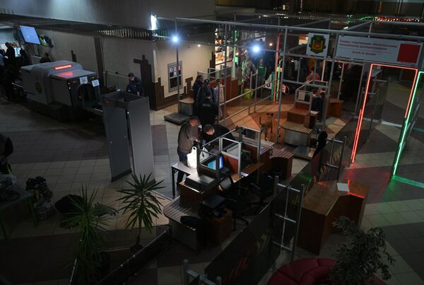 Люди проходят досмотр на пропускном пункте &quot;Варшавский мост&quot;. - Sputnik Латвия