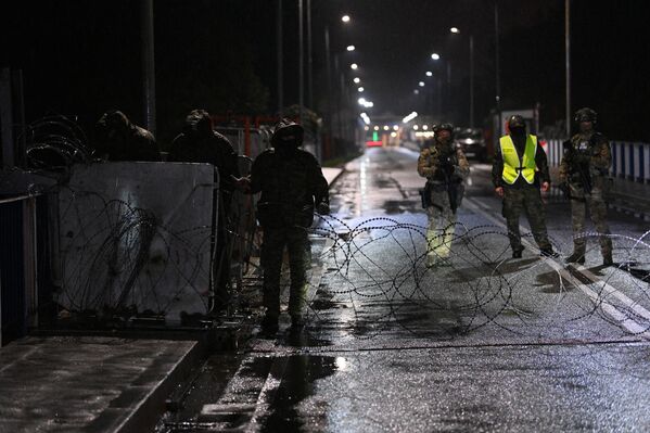 Польские пограничники обустраивают заграждение на белорусско-польской границе. - Sputnik Латвия