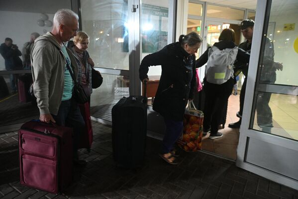 Пассажиры автобуса, не успевшего пройти белорусско-польскую границу перед закрытием. - Sputnik Латвия