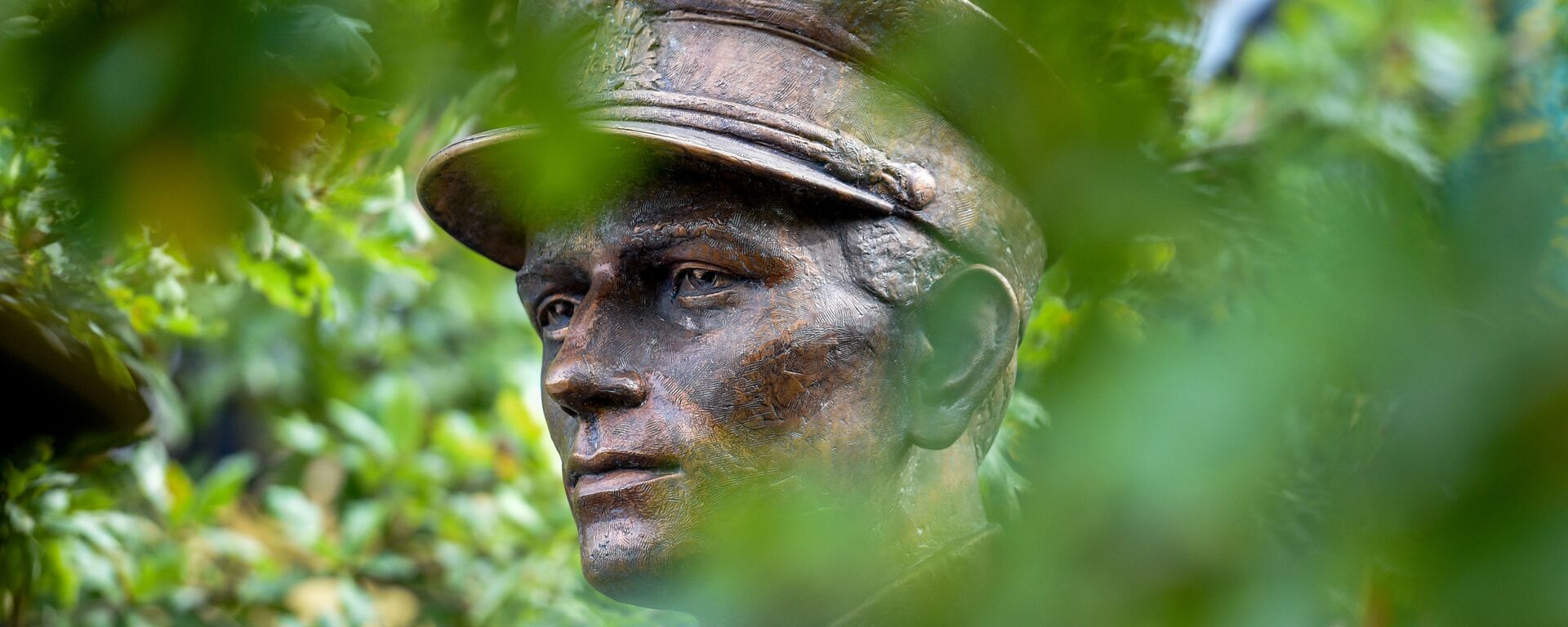 Открытие памятника командиру лесных братьев Адольфасу Раманаускасу (Ванагасу) на Антакальнисском кладбище в Вильнюсе - Sputnik Латвия, 1920, 15.09.2025