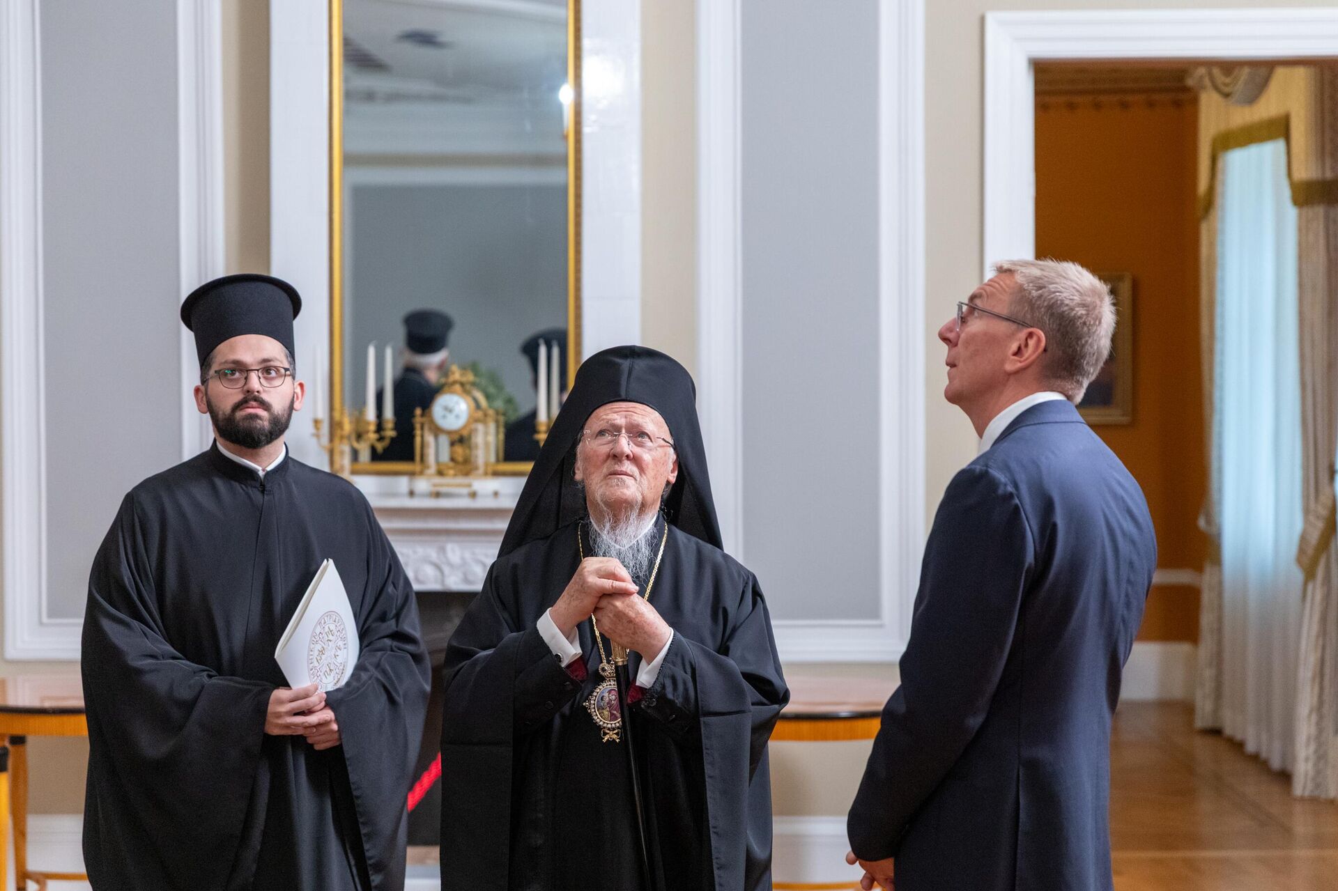 Патриарх Константинопольский Варфоломей (в центре) и президент Латвии Эдгарс Ринкевичс (справа) - Sputnik Латвия, 1920, 17.09.2025