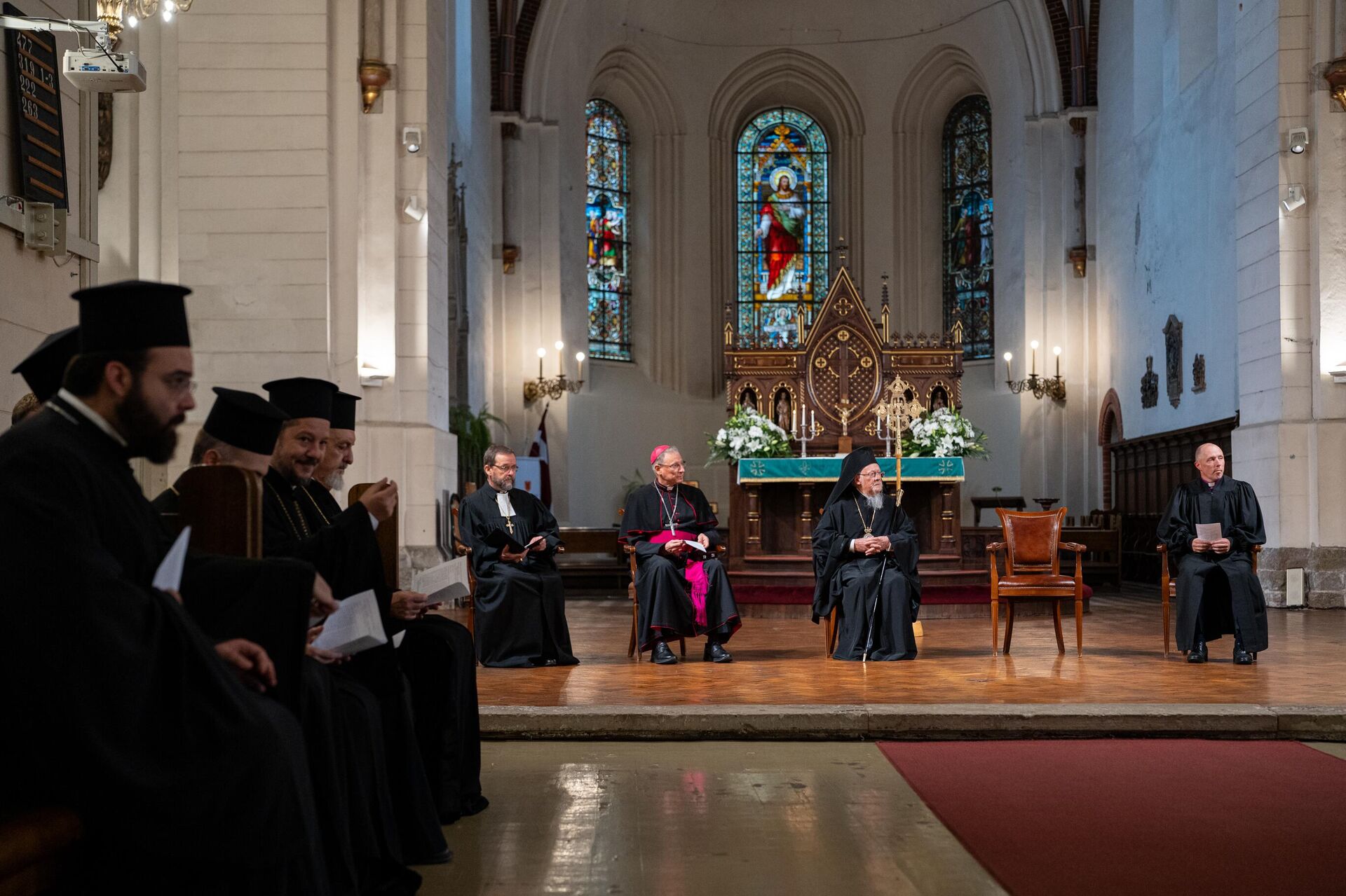 Архиепископ-эмерит Евангелическо-лютеранской церкви Латвии Янис Ванагс (слева), митрополит Римско-католической церкви в Риге Збигнев Станкевич, вселенский патриарх Константинопольский Варфоломей I, и епископ Союза баптистских церквей Латвии Каспарс Штернс принимают участие в богослужении в Рижском кафедральном соборе - Sputnik Латвия, 1920, 17.09.2025