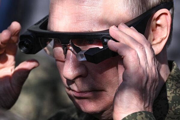 Президент РФ Владимир Путин примеряет тепловизионные очки &quot;Стрекоза&quot;. Очки оборудованы электрическим зумом, позволяют видеть на дальность до 1 километра. - Sputnik Латвия