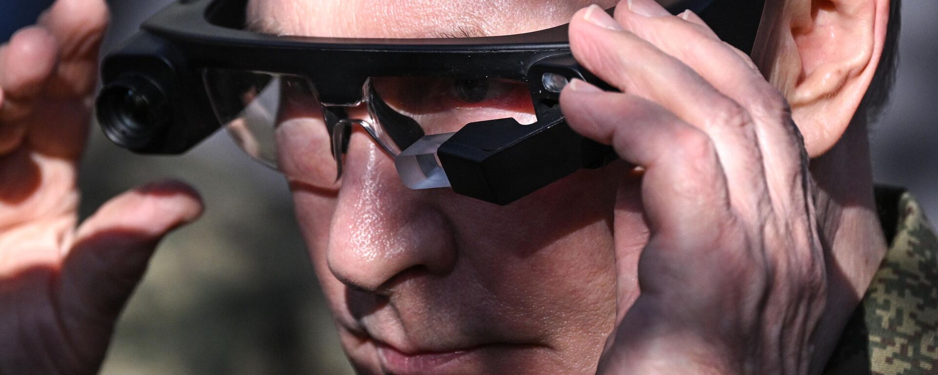 Президент РФ Владимир Путин примеряет тепловизионные очки Стрекоза во время осмотра вооружения, военной и специальной техники в Нижегородской области (16 сентября 2025). - Sputnik Латвия, 1920, 17.09.2025