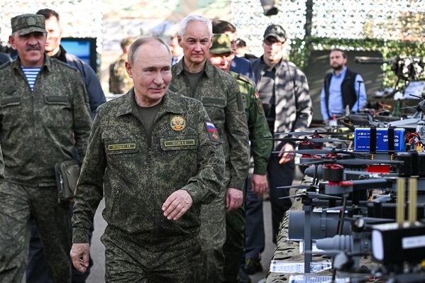 Президент РФ Владимир Путин осматривает вооружение, военную и специальную технику в ходе рабочей поездки в Нижегородскую область (16 сентября 2025). - Sputnik Латвия