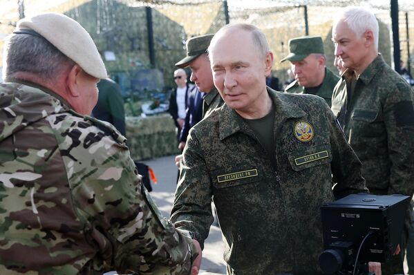 Президент РФ Владимир Путин осматривает вооружение, военную и специальную технику в ходе рабочей поездки в Нижегородскую область (16 сентября 2025).  - Sputnik Латвия