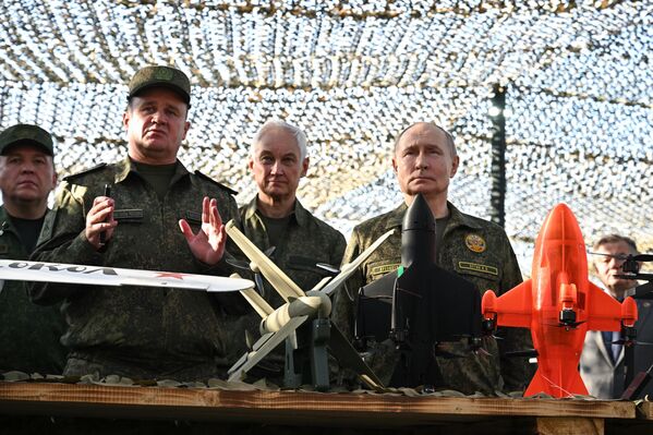 Президент РФ Владимир Путин осматривает вооружение, военную и специальную технику в ходе рабочей поездки в Нижегородскую область (16 сентября 2025).  - Sputnik Латвия