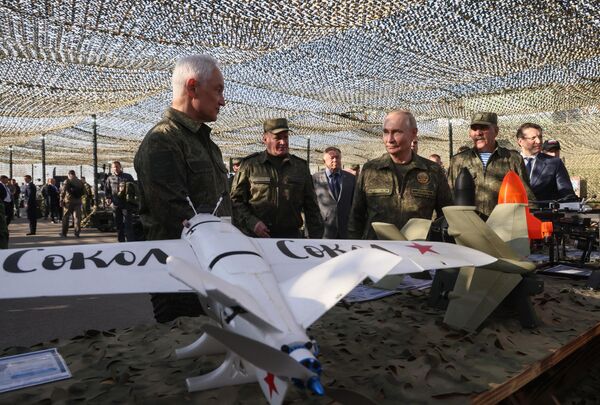 Президент РФ Владимир Путин осматривает вооружение, военную и специальную технику в ходе рабочей поездки в Нижегородскую область (16 сентября 2025). - Sputnik Латвия