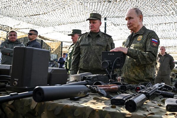 Президент РФ Владимир Путин осматривает вооружение, военную и специальную технику в ходе рабочей поездки в Нижегородскую область (16 сентября 2025).  - Sputnik Латвия