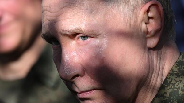 Президент РФ Владимир Путин посещает место проведения совместного стратегического учения России и Белоруссии Запад-2025 в Нижегородской области (16 сентября 2025). - Sputnik Латвия