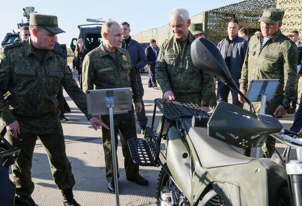 Президент РФ осматривает вооружение, военную и специальную технику.  - Sputnik Латвия