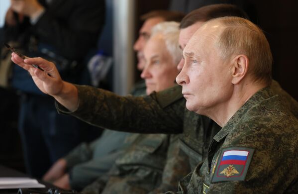 Путин наблюдает из командного пункта за действиями войск на совместных стратегических учениях &quot;Запад-2025&quot;.  - Sputnik Латвия