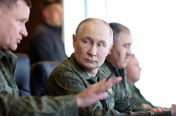Путин слушает информацию о ходе учений. - Sputnik Латвия