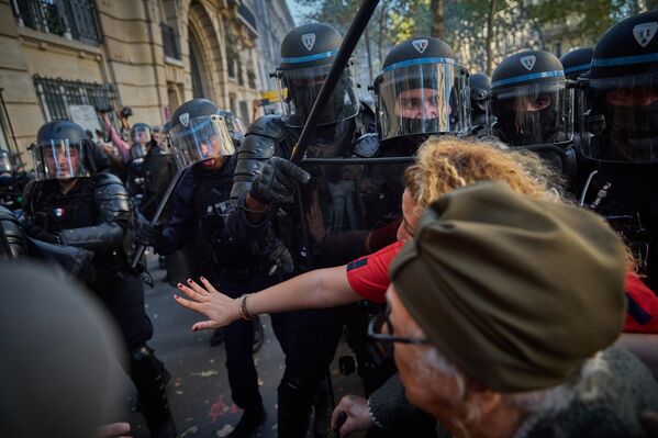 Полицейские во время продолжающихся забастовок и протестов во Франции. - Sputnik Латвия