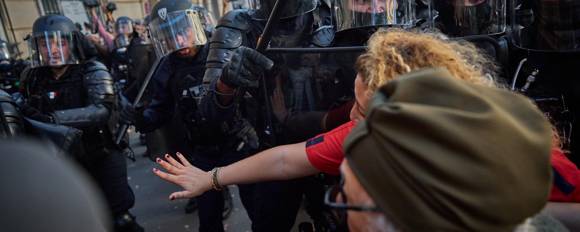 Полицейские во время продолжающихся забастовок и протестов в Париже, Франция - Sputnik Латвия, 1920, 20.09.2025