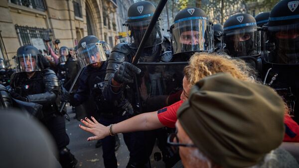 Полицейские во время продолжающихся забастовок и протестов в Париже, Франция - Sputnik Латвия