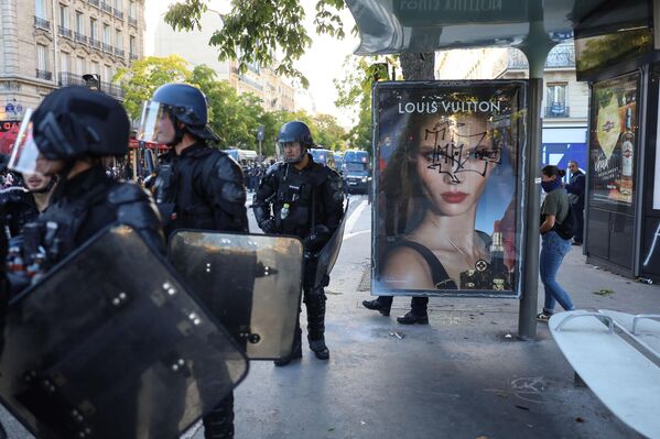 Полицейские на месте демонстрации в Париже. - Sputnik Латвия