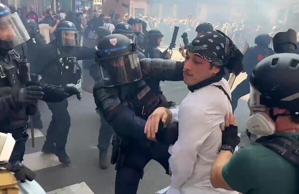 Полицейские во время акции протеста на одной из улиц в Париже. Забастовки вызваны волной недовольства населения мерами жесткой экономии, предложенными правительством. - Sputnik Латвия