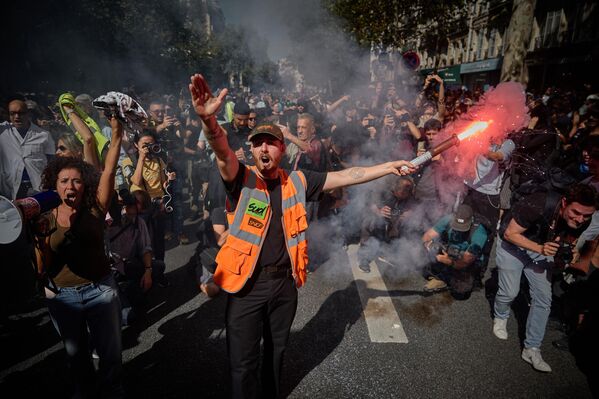 Член профсоюза железнодорожников SUD на забастовке против бюджетной реформы. - Sputnik Латвия