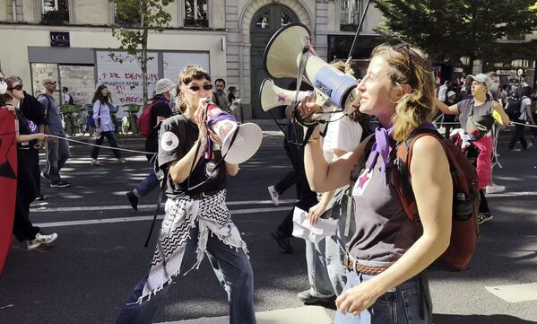 Участники акции протеста на одной из улиц в Париже. - Sputnik Латвия