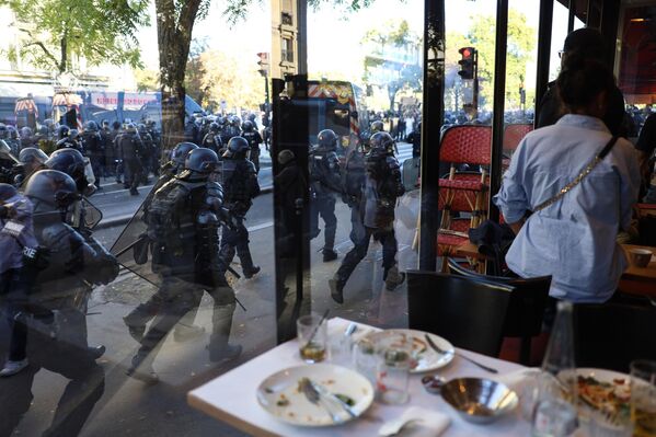 Полицейские во время продолжающихся забастовок и протестов в Париже. - Sputnik Латвия