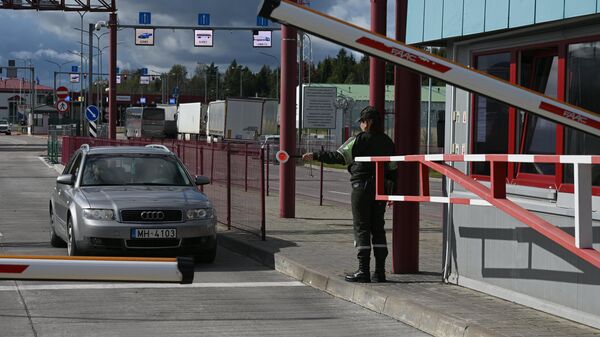 Как работает единственный пункт пропуска на границе Беларуси с Латвией (видео) - Sputnik Латвия