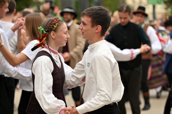 По словам организатора мероприятия Аудроне Вакаринене, уникальность этого праздника — не пассивное наблюдение, а активное участие, вовлекающее всех. - Sputnik Латвия