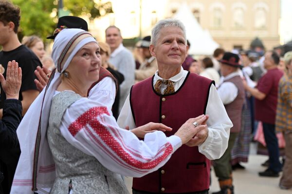 На фото: участники акции &quot;Вся Литва танцует&quot; в Вильнюсе. - Sputnik Латвия