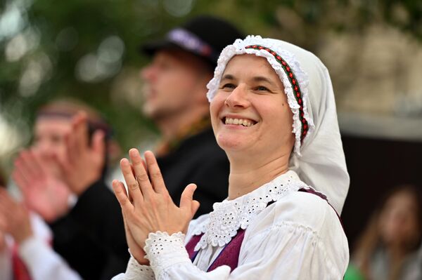 Акция &quot;Вся Литва танцует&quot; раскрывает особенности этнографических регионов и разнообразие литовских танцев. - Sputnik Латвия