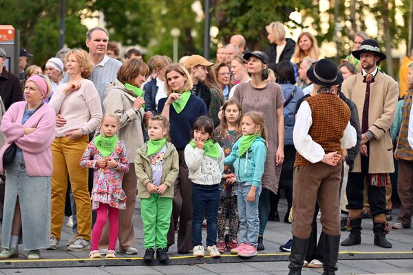 Мероприятие является открытым для всех бесплатным — достаточно просто прийти и присоединиться к веселому танцевальному вихрю. - Sputnik Латвия