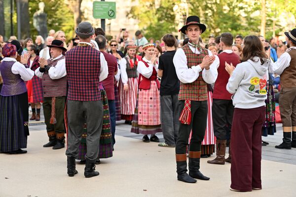 &quot;Вся Литва танцует&quot; — это возможность в полной мере ощутить живость и энергию фольклора, пения, музыки и танцев, а заодно прикоснуться к своим корням. - Sputnik Латвия