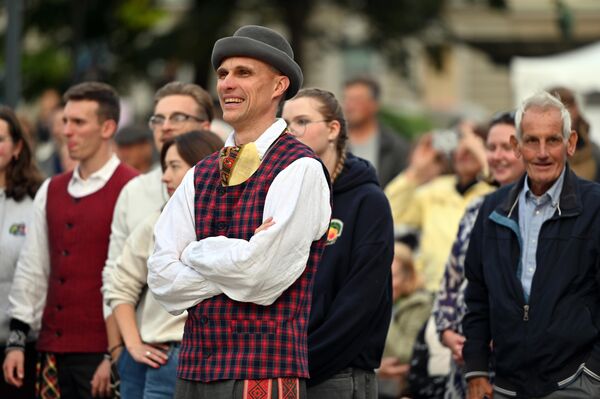 На фото: участники акции &quot;Вся Литва танцует&quot; в Вильнюсе. - Sputnik Латвия