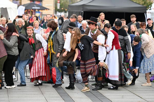 Кроме того, в реализации этой инициативы принимают участие многие учреждения, сообщества, коллективы любительского искусства, танцевальные клубы и отдельные лица практически во всех муниципалитетах Литвы, а также литовские общины в Великобритании, Германии и Норвегии. - Sputnik Латвия