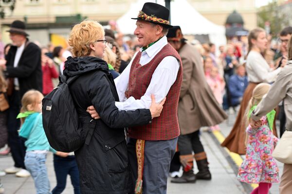 На фото: участники акции &quot;Вся Литва танцует&quot; в Вильнюсе. - Sputnik Латвия