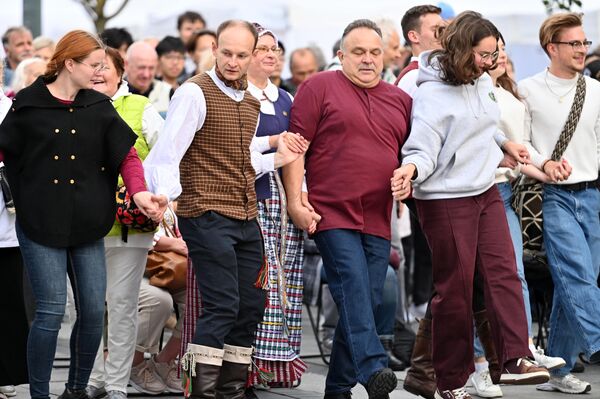 Организаторы приглашали всех желающих отложить все дела, взять друзей, с которыми хочется вместе петь и танцевать, и прийти на место проведения праздника. - Sputnik Латвия