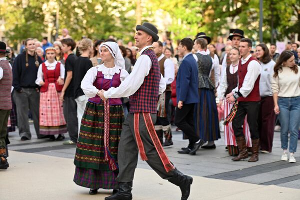 Кроме Вильнюса, масштабные мероприятия прошли на площади Независимости в Каунасе, во дворе Клайпедского этнокультурного центра, площади Лайсвес в Паневежисе, площади Воскресения в Шяуляе и многих других местах по всей стране. - Sputnik Латвия