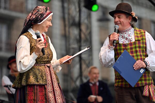 В столице Литвы организаторы учили посетителей танцевать литовские польки, вальсы и народный танец &quot;Суктинис&quot;. - Sputnik Латвия