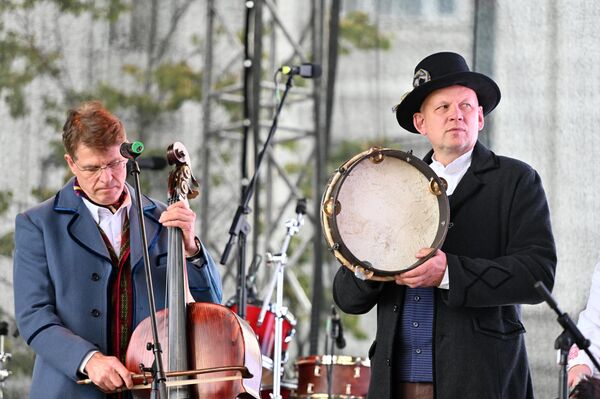 В рамках мероприятия выступили вильнюсские городские фольклорные ансамбли, они исполняли, а также обучали танцам этнических групп Литвы: аукштайтов, дзукийцев, жямойтов. - Sputnik Латвия