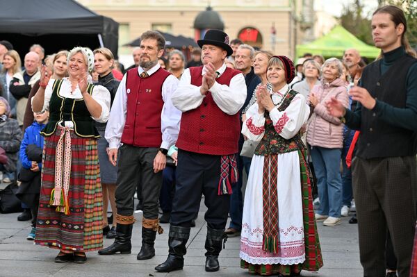 На фото: участники акции &quot;Вся Литва танцует&quot; в Вильнюсе. - Sputnik Латвия