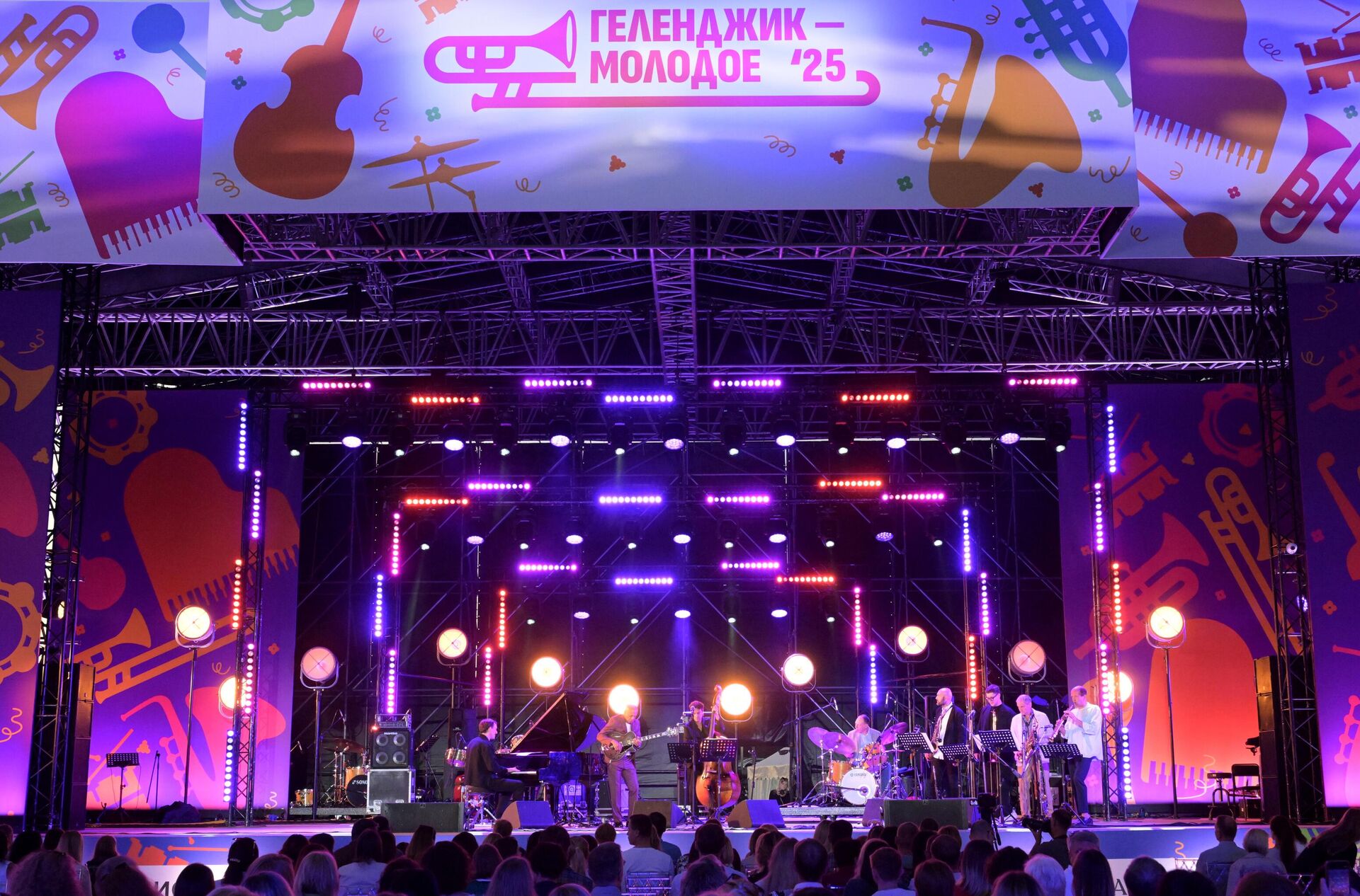 На сцене фестиваля Геленджик - Молодое выступает коллектив International Jazz Ensemble Якова Окуня - Sputnik Латвия, 1920, 24.09.2025