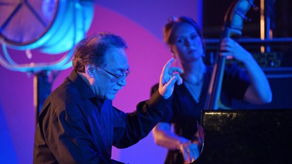 Даниил Крамер (рояль) выступает на II Международном джазовом фестивале Геленджик - молодое - Sputnik Латвия