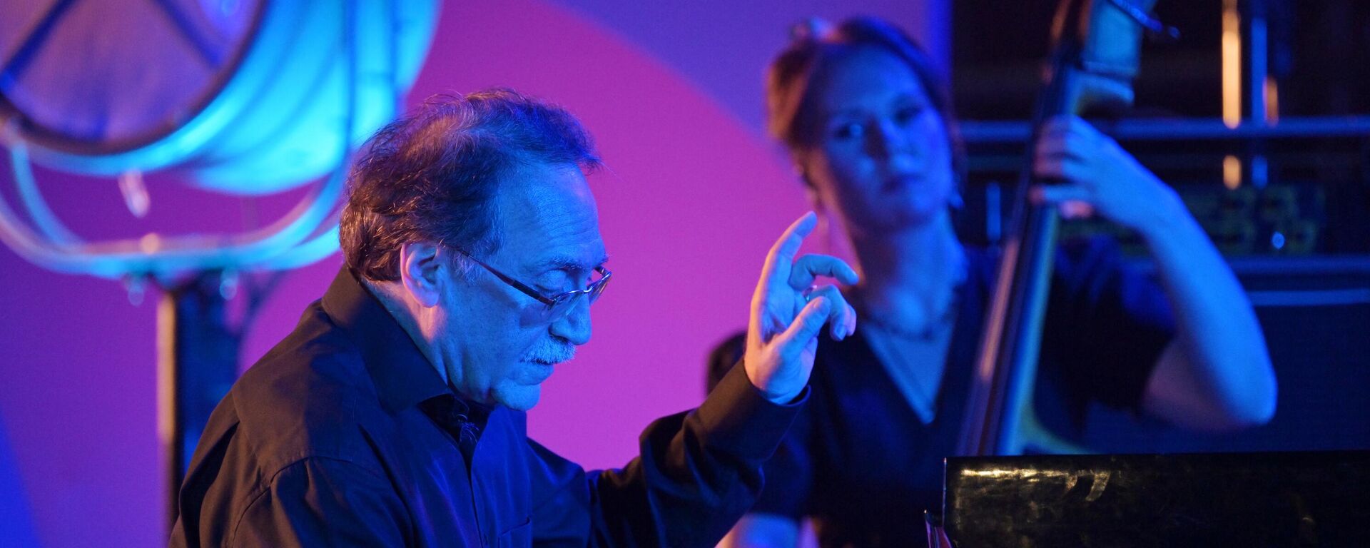 Даниил Крамер (рояль) выступает на II Международном джазовом фестивале Геленджик - молодое - Sputnik Латвия, 1920, 24.09.2025