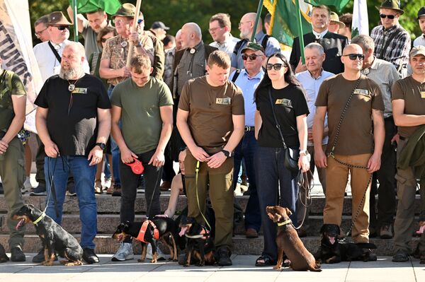 На фото: участники Фестиваля охотников в Вильнюсе. - Sputnik Латвия