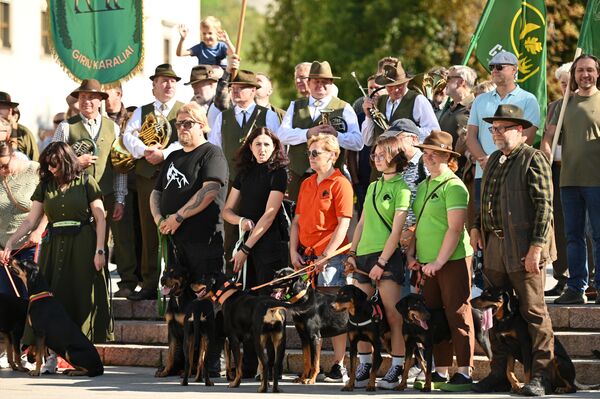 Открытию пира возле Дворца правителей предшествовало шествие охотников от Ратушной площади. - Sputnik Латвия