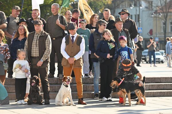 Именно лай собак привлек на площадь жителей и гостей города. - Sputnik Латвия