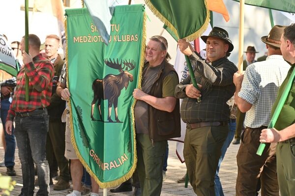 &quot;Мы хотим показать, познакомить с тем, чем дышит охотник, чем мы живем&quot;, — поделился основатель Литовского общества охотников Гитис Мисюкявичюс. - Sputnik Латвия