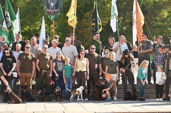 Очень тонкий голос собаки свидетельствует о том, что она за кем-то гонится, или что кто-то очень быстро бежит за ней. Если голос низкий, приглушенный — скорее всего, кто-то стоит, поделились охотники. - Sputnik Латвия