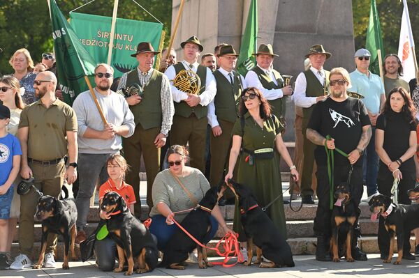 На фото: участники Фестиваля охотников в Вильнюсе. - Sputnik Латвия