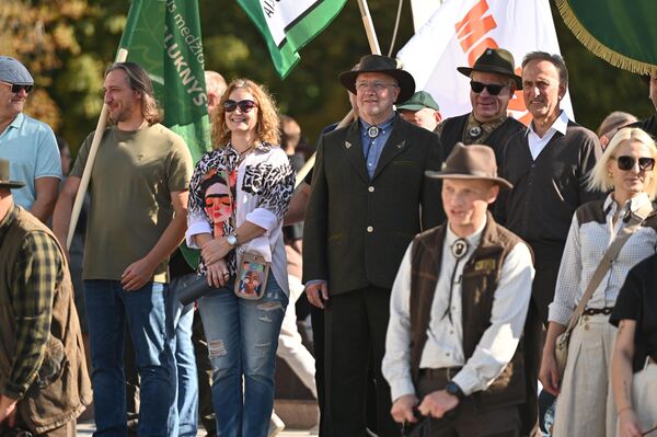 На фото: новый спикер Сейма Юозас Олекас (в центре) на Фестивале охотников в Вильнюсе. - Sputnik Латвия