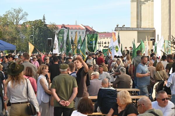 С Ратушной площади охотники с собаками прошли колонной к Дворцу правителей, где был организован пир. - Sputnik Латвия